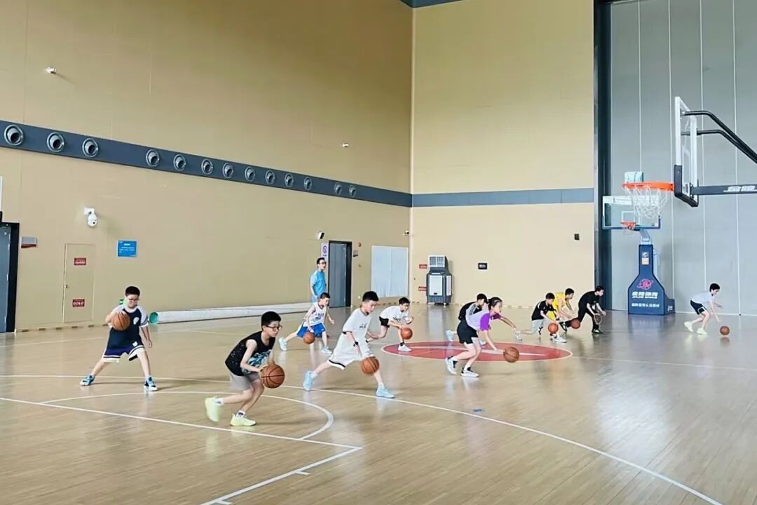 这个夏天，他们把热爱燃成了耀眼的模样！2025李宁体育园青少年暑期训练营圆满收官